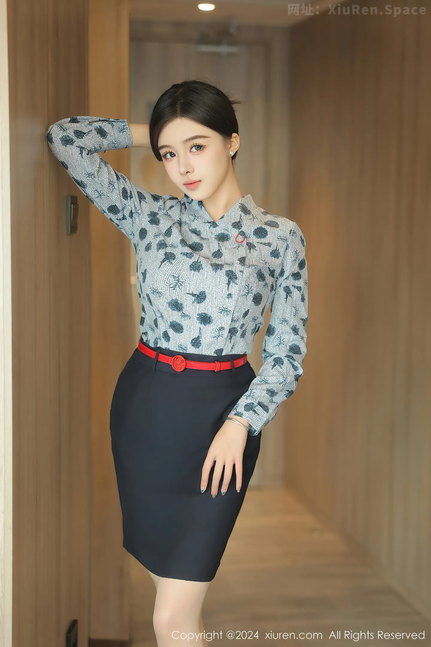 图片[2]-[XiuRen秀人网]VOL.8919 新人模特袁圆空姐服饰露黑色内衣配原色丝袜秀曼妙身姿诱惑写真84P-秀人网官方网站